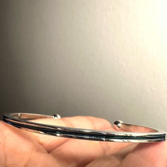 Avon vintage silver tone open cuff bracelet - Picture 6 of 6